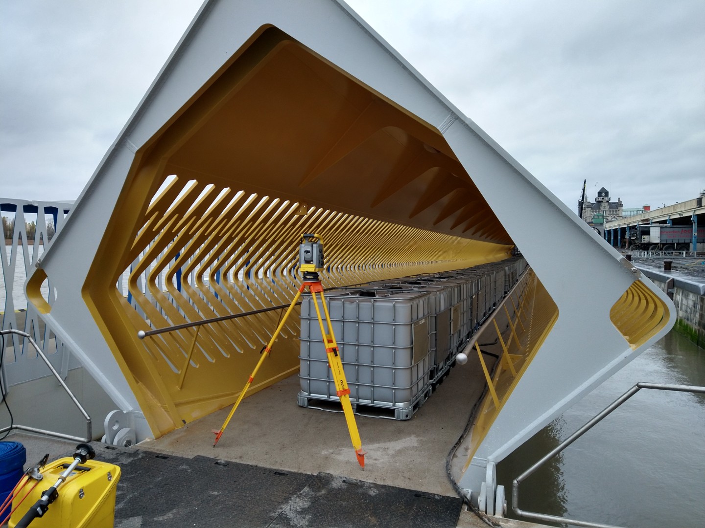 Zettingsmeting met totaalstation op voetgangersponton in Antwerpen